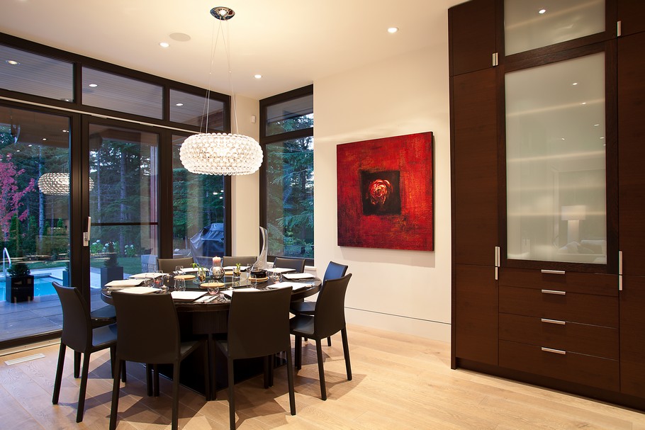Dining Space with Rounded Wooden Table and some Brown Chairs around it