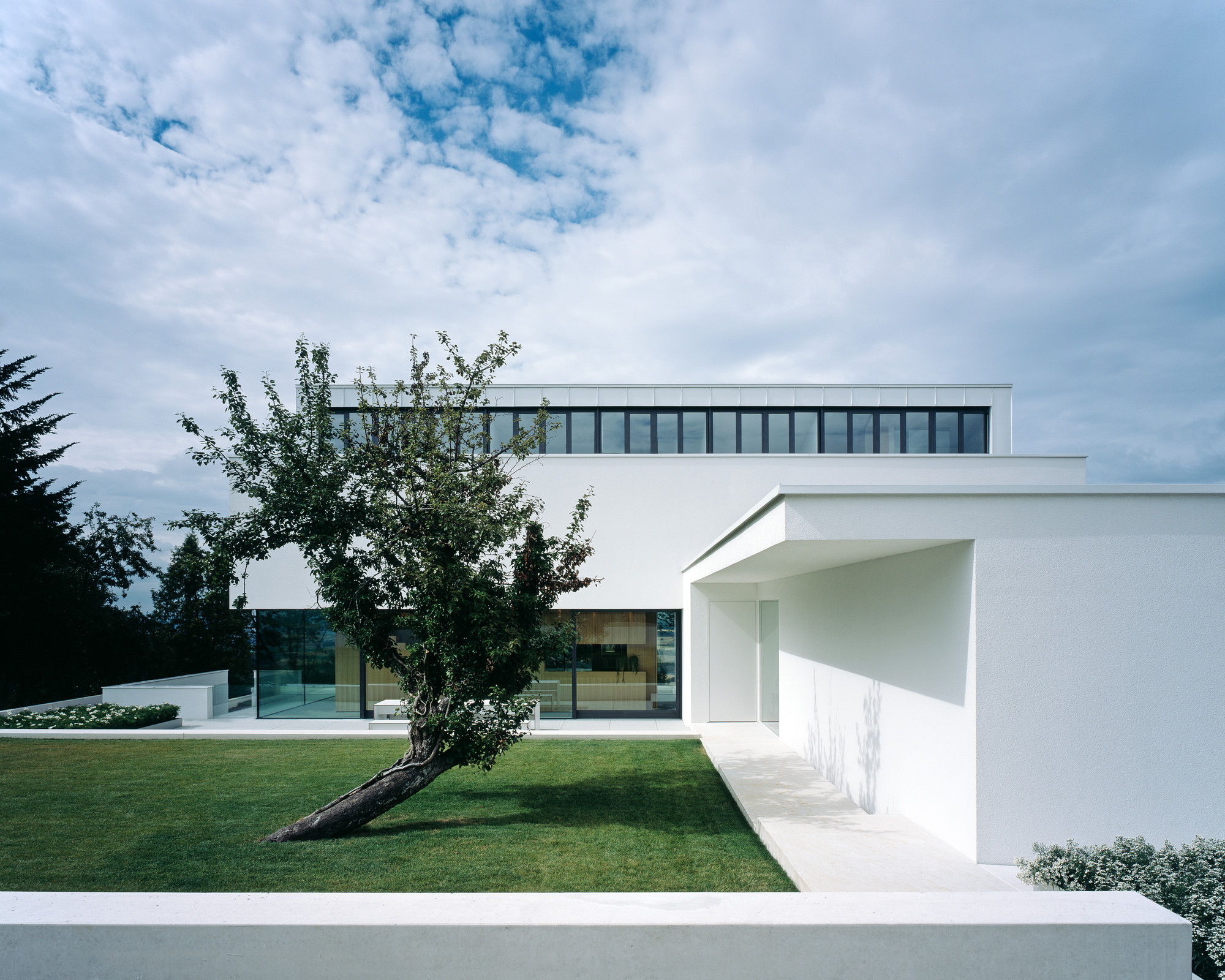 House Anna Philipp Among White Wall Framed Also Clean from Lawn Yard Added Fresh Atmosphere