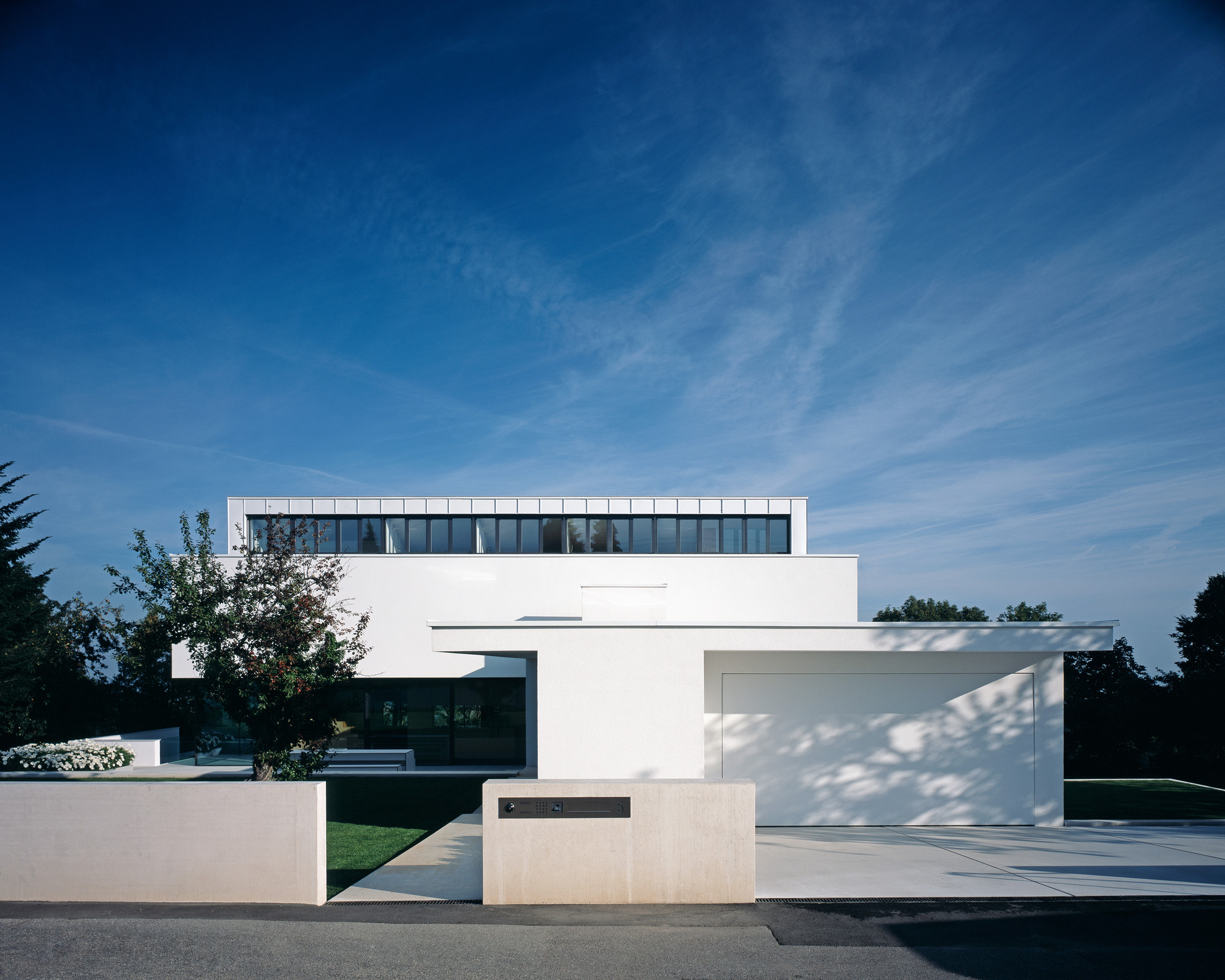 House Anna Philipp Among White Wall Framed Feat Glass Windows under That Planter Near Garden