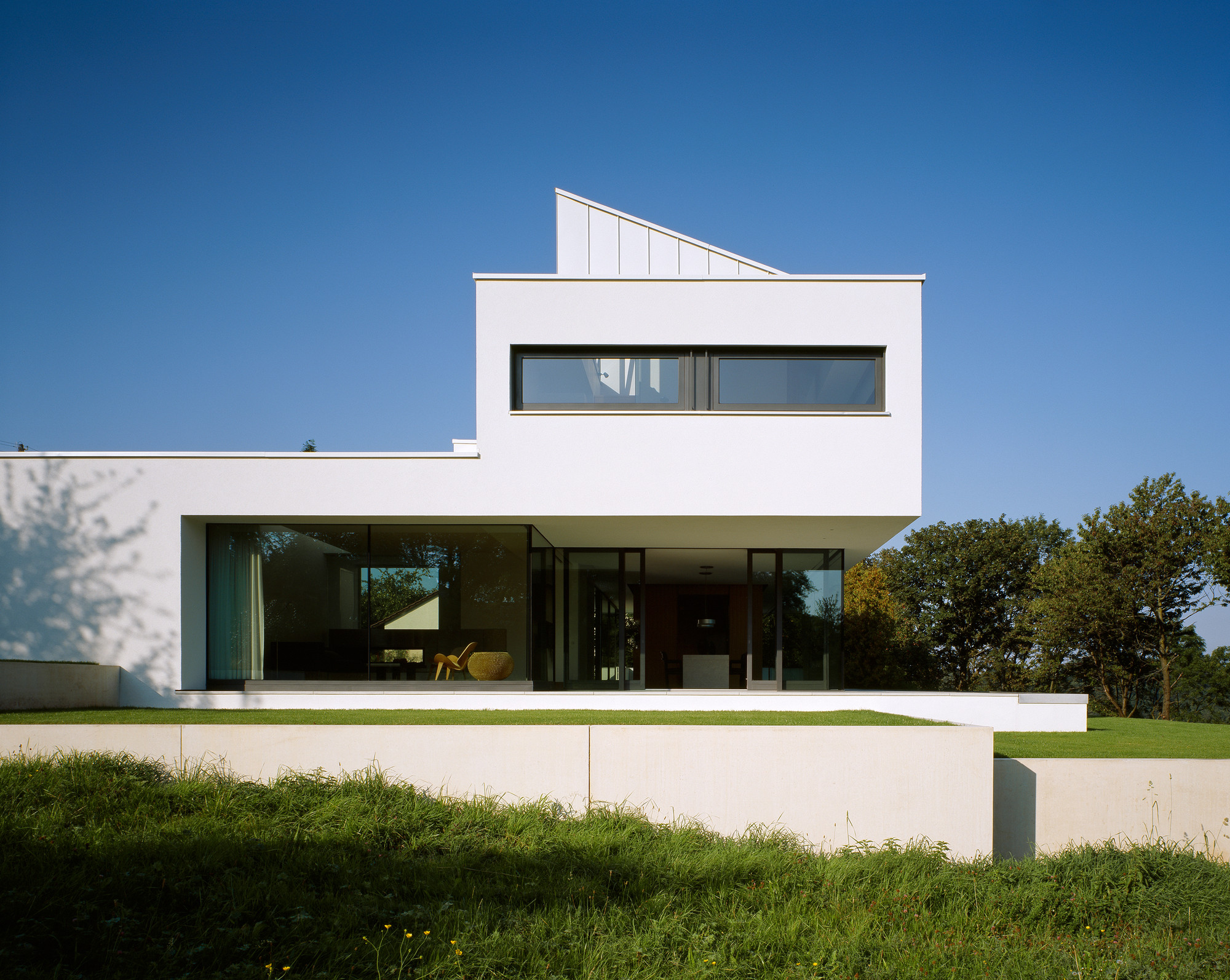 House Anna Philipp Among White Wall Framed Feat Glass Windows under That Surrounded By Planters