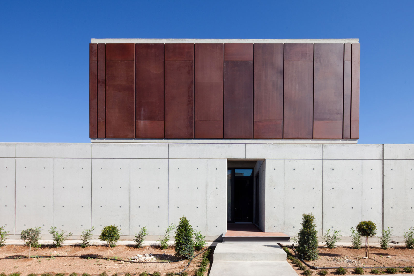 Andri & Yiorgos Residence - Wall Which Is Made From Concrete Blocks Also Green Plants Garden