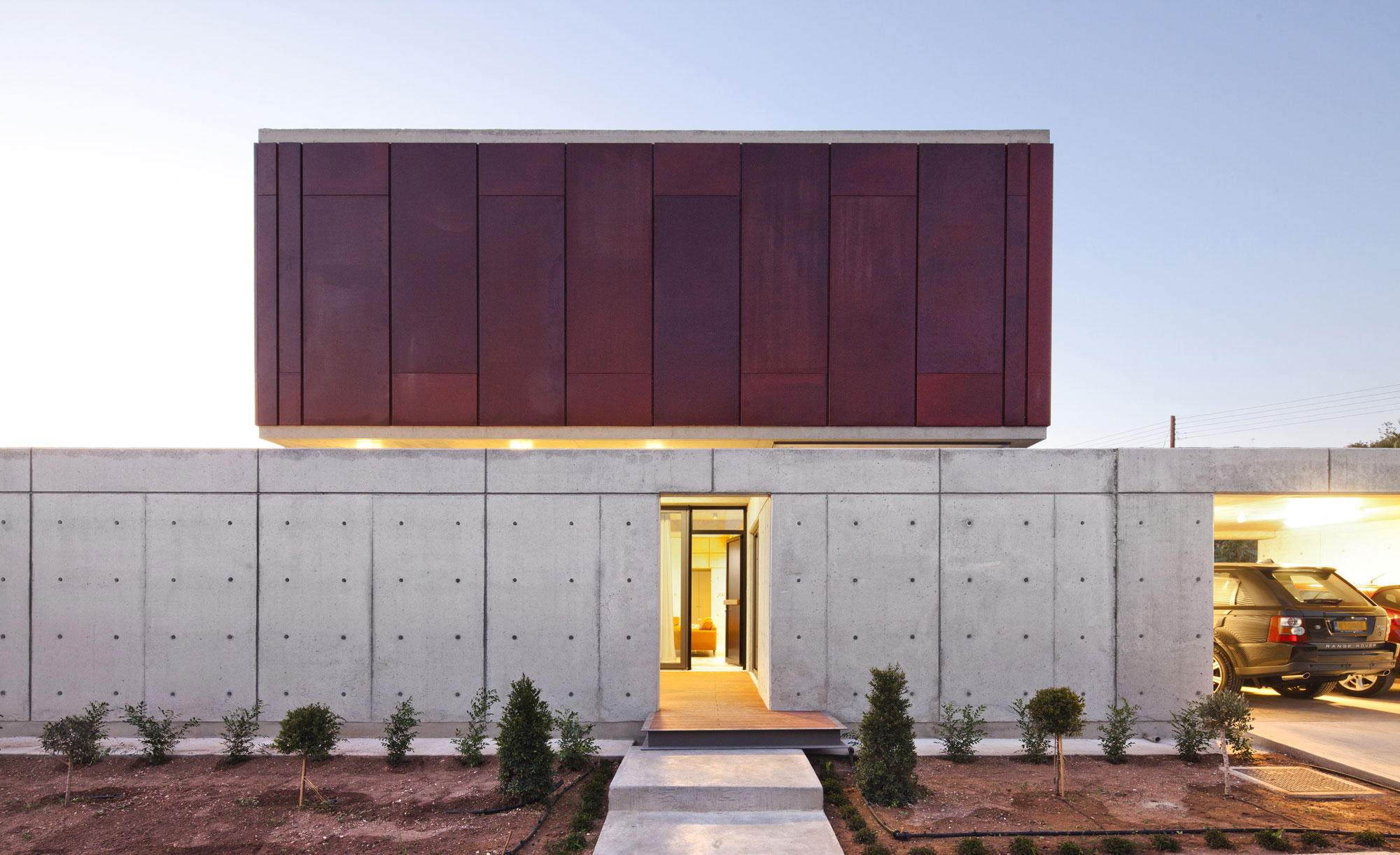 Andri & Yiorgos Residence - Wall Which Is Made From Concrete Blocks Bright Lighting Also Green Plants Garden