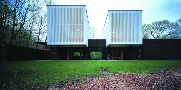 Streeter Residence Wonderful Stylish House in Modern Design Fresh Green Manicured Lawn Along Near Dried Grasses Growing Surrounding Double Streeter House Building Near Pillars