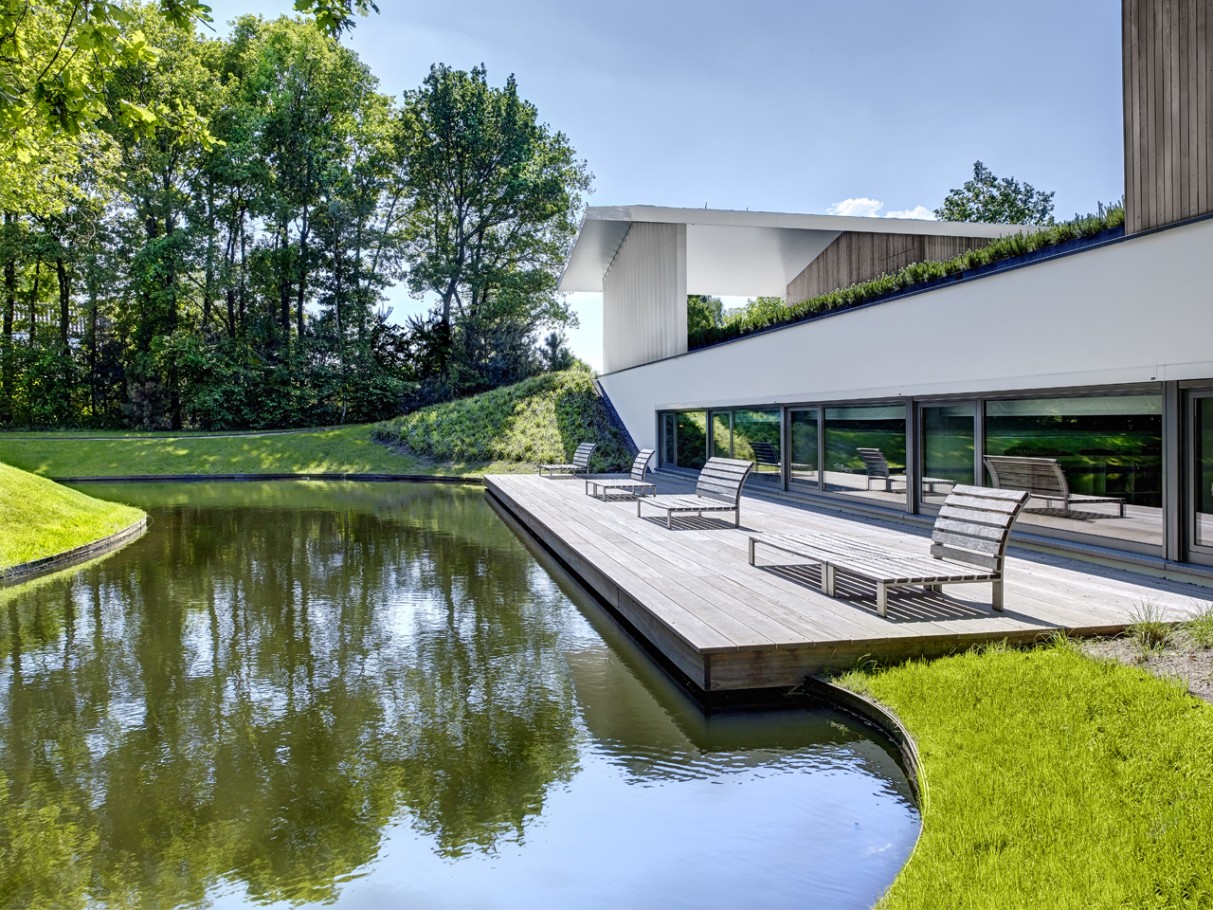 House L by Grosfeld van der Velde Architecten - Outdoor Sitting Area