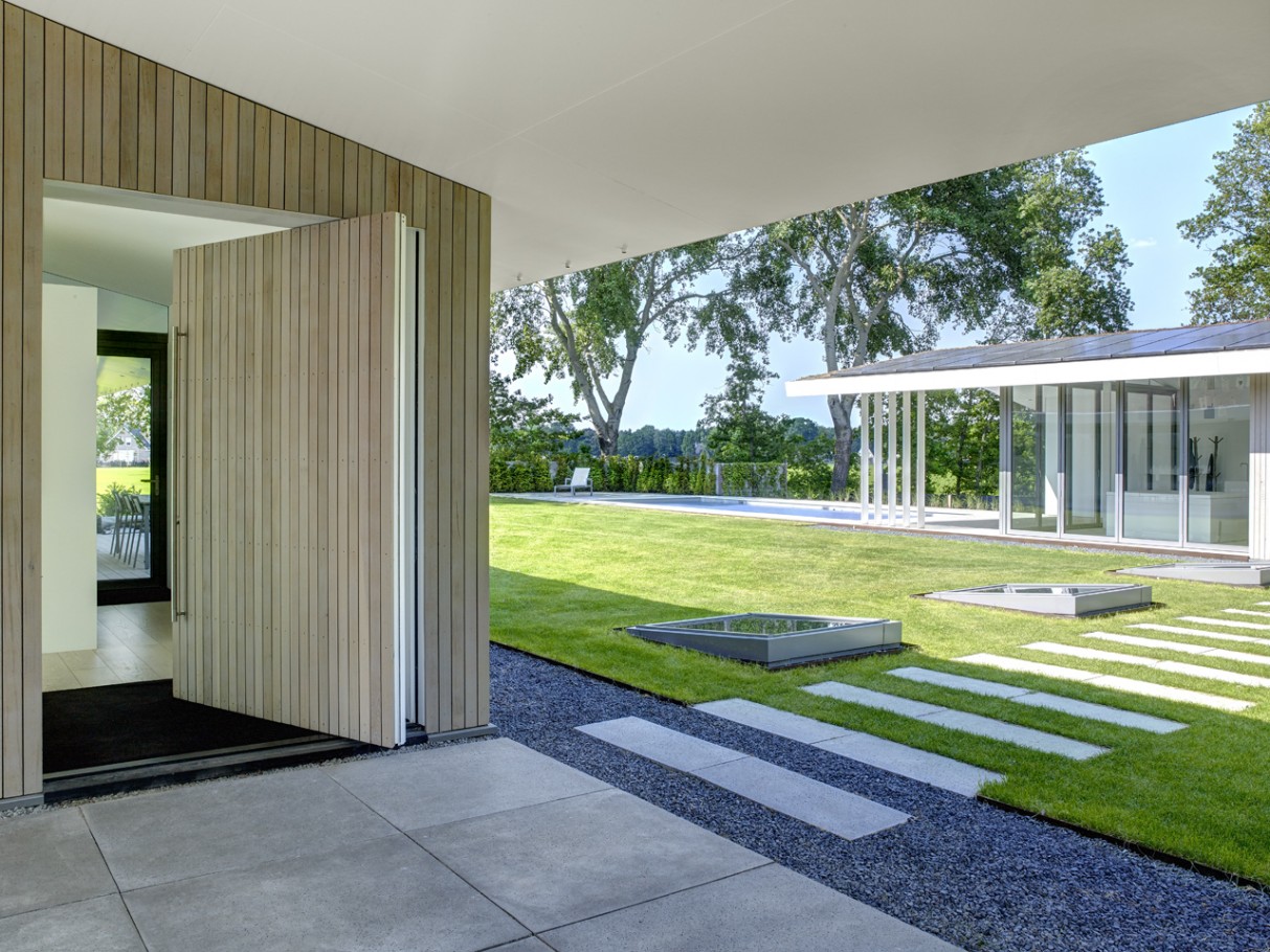 House L by Grosfeld van der Velde Architecten - Unique Wooden Door Design