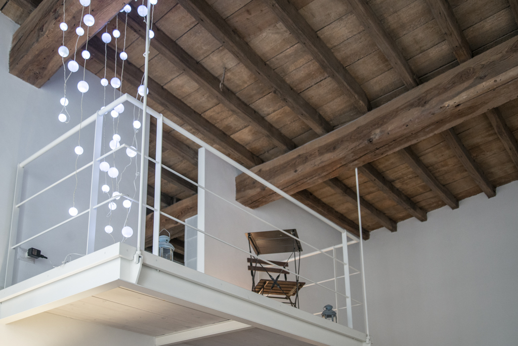 Via delle Orfane by CON3STUDIO - Combination Of Clear Color On Wall Decoartion Added Near Timber Ceiling