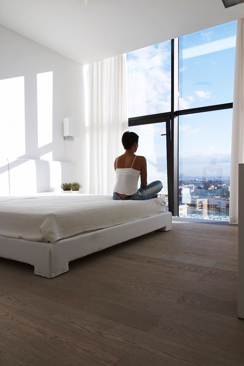 Chic Contemporary Bedroom Design Inside Falcons Nest Penthouse Applied Clear Bedding On Hardwood Flooring Along With Large Glass Window Chic Contemporary Bedroom Design Inside Falcons Nest Penthouse Applied Clear Bedding On Hardwood Flooring Along With Large Glass Window