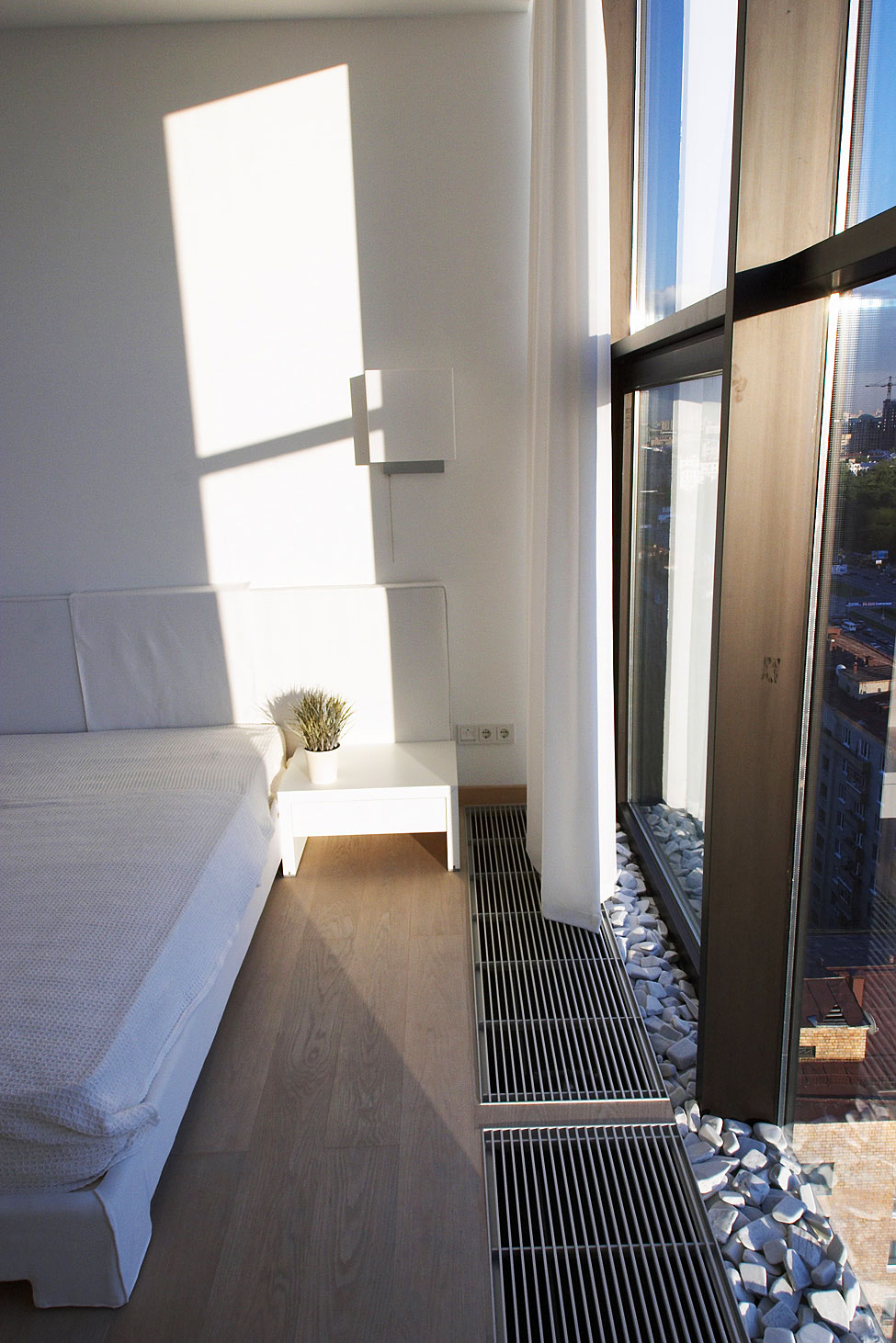 Stunning Contemporary Bedroom Design At Falcons Nest Penthouse Use Hardwood Flooring Near Floor Air Conditionare Along With Pebbles Stunning Contemporary Bedroom Design At Falcons Nest Penthouse Use Hardwood Flooring Near Floor Air Conditionare Along With Pebbles